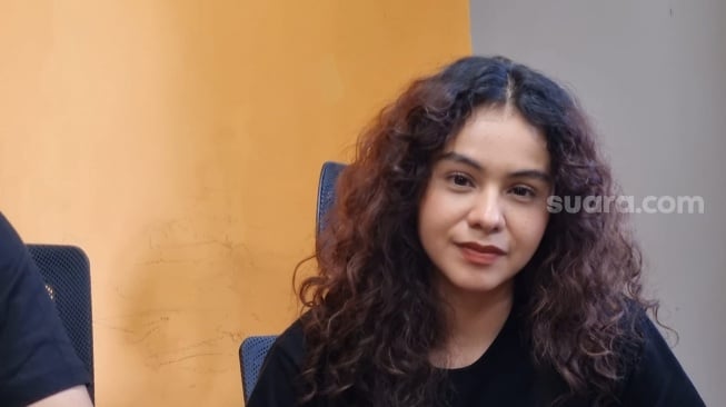 Sahila Hisyam di sela kunjungannya ke kantor Film & TV yang berada di kawasan Mega Kuningan, Jakarta Selatan pada Rabu (16/10/2024). [Film & TV/Adiyoga Priyambodo]