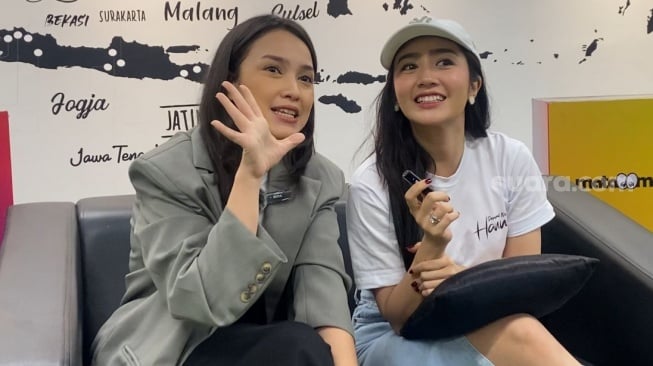 Febby Rastanty dan Anjani Dina saat berkunjung ke kantor Film & TV di kawasan Kuningan, Jakarta Selatan, Jumat (15/11/2024). [Tiara Rosana/Film & TV]