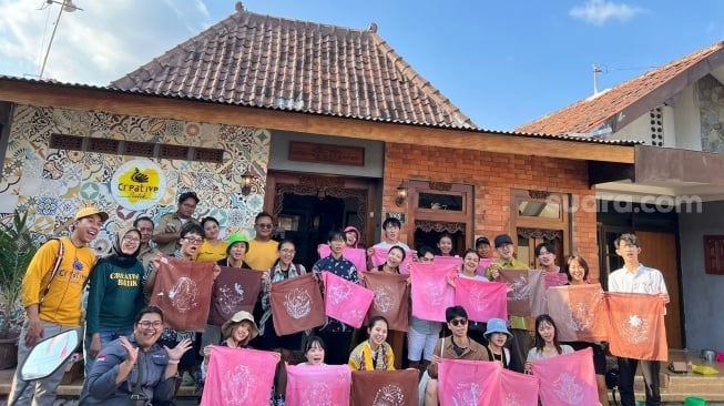 Daya Tarik Wisata - Wisatawan mancanegara memelajari proses pembuatan batik di Workshop Creative Batik Kontemporer [Bisnis & Finance/Dok Pribadi]