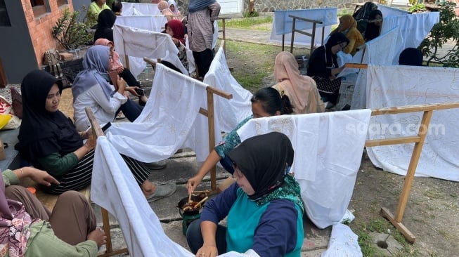 Proses pembuatan batik di Creative Batik Kontemporer [Bisnis & Finance/Nurhadi]