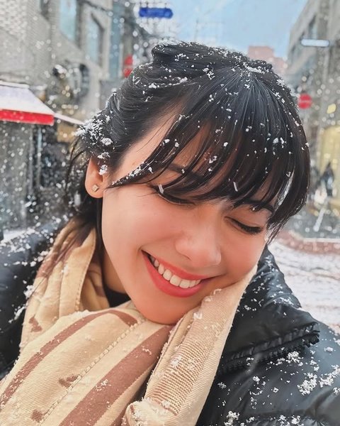 FOTO: Gaya Santai Iris Wullur Liburan ke Jepang Tanpa Suami, Pamer Senyum Manis di Tengah Ramai Dugaan Diselingkuhi