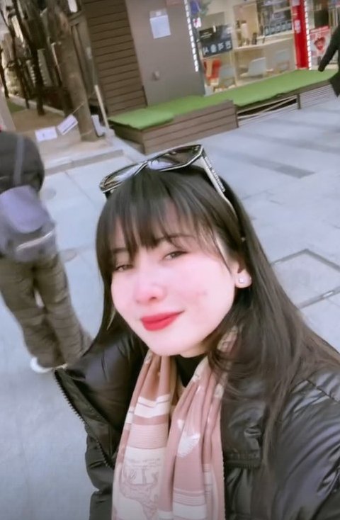 FOTO: Gaya Santai Iris Wullur Liburan ke Jepang Tanpa Suami, Pamer Senyum Manis di Tengah Ramai Dugaan Diselingkuhi