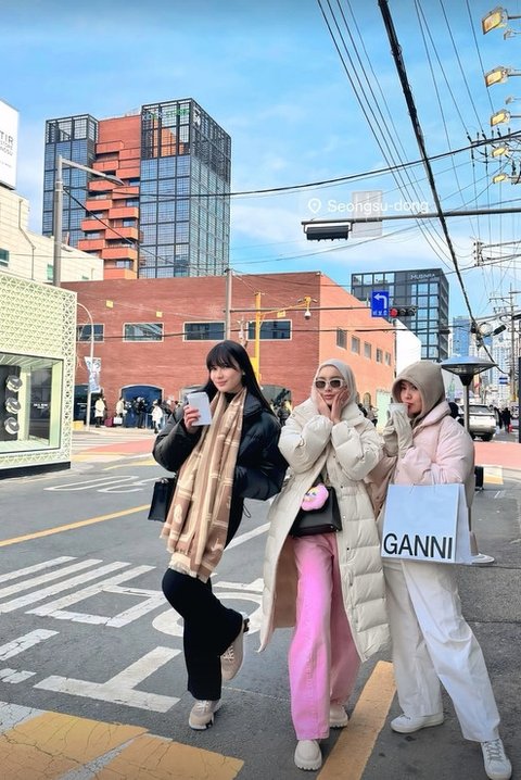 FOTO: Gaya Santai Iris Wullur Liburan ke Jepang Tanpa Suami, Pamer Senyum Manis di Tengah Ramai Dugaan Diselingkuhi