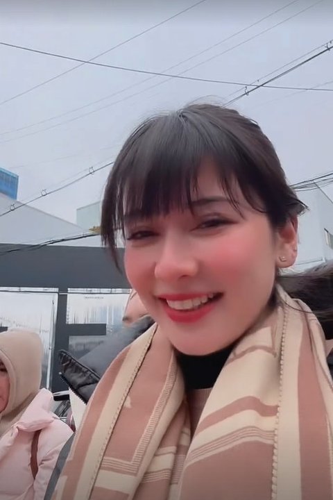FOTO: Gaya Santai Iris Wullur Liburan ke Jepang Tanpa Suami, Pamer Senyum Manis di Tengah Ramai Dugaan Diselingkuhi