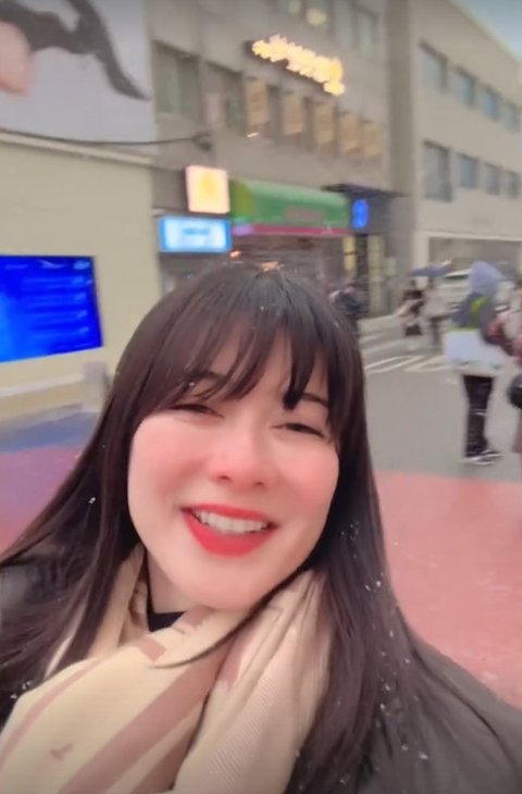 FOTO: Gaya Santai Iris Wullur Liburan ke Jepang Tanpa Suami, Pamer Senyum Manis di Tengah Ramai Dugaan Diselingkuhi