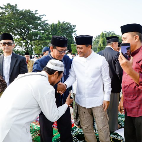 Momen Gubernur Jateng Ahmad Luthfi Salat Idulfitri Bersama Ribuan Warga di Lapangan Pancasila Simpanglima
