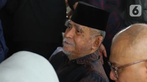 FOTO: Momen Artis Tanah Air Hadiri Pemakaman Titiek Puspa di Tanah Kusir