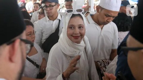 FOTO: Momen Artis Tanah Air Hadiri Pemakaman Titiek Puspa di Tanah Kusir