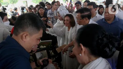 FOTO: Momen Artis Tanah Air Hadiri Pemakaman Titiek Puspa di Tanah Kusir