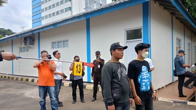 Polres Metro Jakarta Timur menggelar prarekonstruksi terkait tewasnya mahasiswa Kenzha Erza Walewangko (22) di dalam area kampus Universitas Kristen Indonesia (UKI), Cawang, Jakarta Timur, Rabu (26/3/2025). ANTARA/Siti Nurhaliza