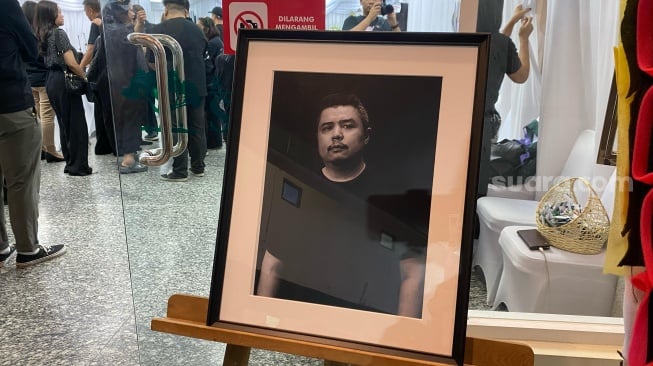 Potret Ricky Siahaan di Rumah Duka Sentosa, RSPAD Gatot Subroto, Kamis (24/4/2025). [Artis & Seleb/Tiara Rosana]