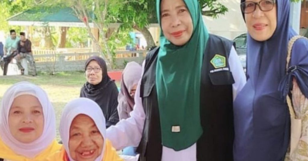 Kisah Nenek Nursadek, Lansia Penyapu Jalan Menabung 17 Tahun Demi Berhaji Kisah Nenek Nursadek, Lansia Penyapu Jalan Menabung 17 Tahun Demi Berhaji