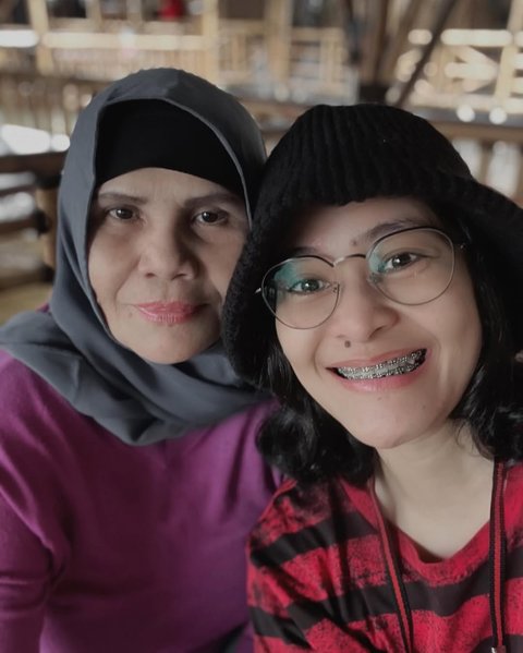 5 Potret Mita The Virgin Habiskan Waktu Bersama Sang Ibunda Sebelum Meninggal, Kini Tinggal Kenangan