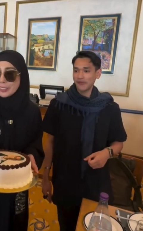 7 Potret Afgan Tiba di Mekkah Siap Tunaikan Ibadah Haji, Minum Es Teh di Madinah hingga Dapat Kejutan Ulang Tahun ke-36