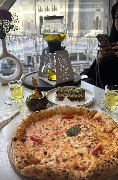 7 Potret Afgan Tiba di Mekkah Siap Tunaikan Ibadah Haji, Minum Es Teh di Madinah hingga Dapat Kejutan Ulang Tahun ke-36