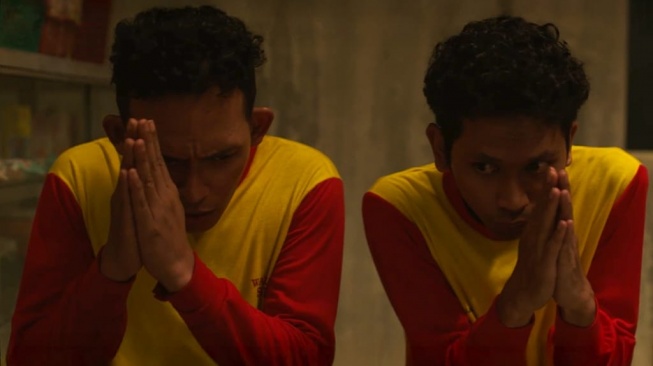 Film Warung Pocong yang dibintangi Fajar Nugra, Sadana Agung, dan Randhika Djamil. [Instagram]