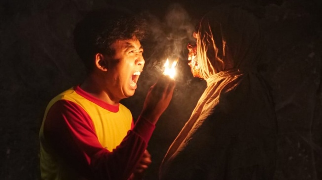 Film Warung Pocong yang dibintangi Fajar Nugra, Sadana Agung, dan Randhika Djamil. [Instagram]