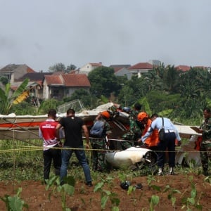 Evakuasi Bangkai Pesawat Latih yang Jatuh di Bogor