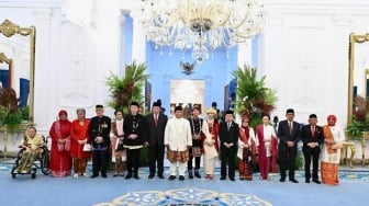 Momen Hangat Prabowo dengan Cucu Jokowi di Istana: Peluk Jan Ethes dan Cium La Lembah