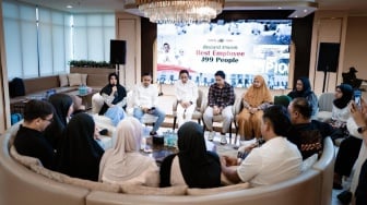 Perjalanan ke Baitullah: Cara Gilang Juragan 99 dan Shandy Purnamasari Apresiasi Karyawan Terbaiknya