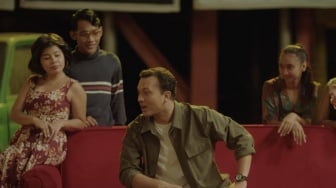 Film Siapa Dia Tayang Hari Ini, Penasaran Lihat Nicholas Saputra Nyanyi Sambil Bergoyang?
