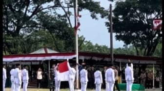 Tali Bendera Putus Semua Panik, Viral Aksi Bocah SD Panjat Tiang Demi Merah Putih