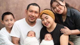 Momen Anak Kembar Mpok Alpa Pandangi dan Peluk Jenazah Sang Ibu Sebelum DIkubur Bikin Terenyuh