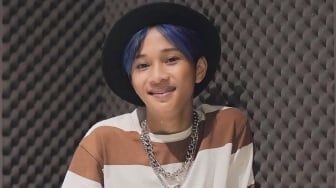 Fajar Sadboy Ikut Demo dan Dibopong Abang Ojol, Wajah Melasnya Jadi Sorotan