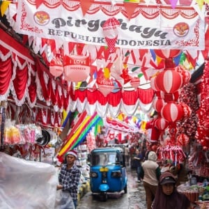 Laris Manis Pernak-Pernik Kemerdekaan di Pasar Jatinegara