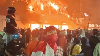 Grahadi Kembali Membara! Dialog dengan Khofifah Gagal, Press Room Ludes Dibakar Massa