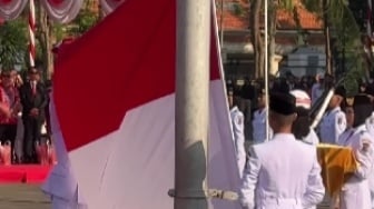 Bikin Degdegan, Detik-detik Merah Putih Terbalik di Balai Kota Surabaya, Ribuan Mata Jadi Saksi