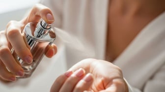 5 Parfum Unisex yang Lagi Naik Daun 2025, Rekomendasi Wangi Netral untuk Semua