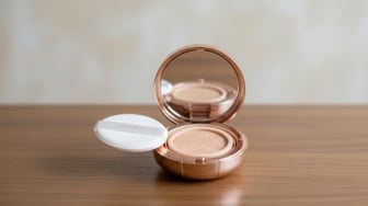 Rekomendasi Cushion Terbaik untuk Wanita Usia 40-an: Wajah Tampak Halus dan Awet Muda