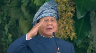 Momen Prabowo Pakai Tanjak Melayu Riau di Upacara Penurunan Bendera