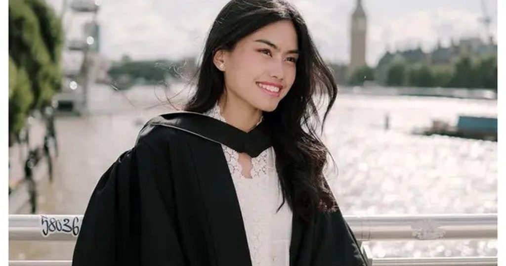 Anggun dan Memikat, Ini 6 Foto Kebaya Namira Adjani Saat Wisuda S2 di London