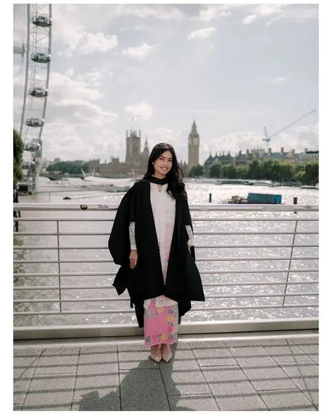 Anggun dan Memikat, Ini 6 Foto Kebaya Namira Adjani Saat Wisuda S2 di London