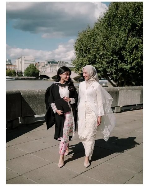 Anggun dan Memikat, Ini 6 Foto Kebaya Namira Adjani Saat Wisuda S2 di London