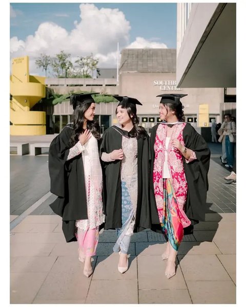 Anggun dan Memikat, Ini 6 Foto Kebaya Namira Adjani Saat Wisuda S2 di London