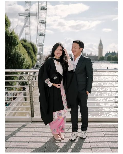 Anggun dan Memikat, Ini 6 Foto Kebaya Namira Adjani Saat Wisuda S2 di London
