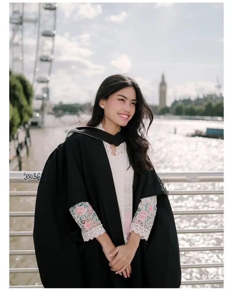 Anggun dan Memikat, Ini 6 Foto Kebaya Namira Adjani Saat Wisuda S2 di London
