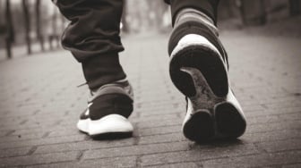 5 Sepatu Jalan Kaki Terbaik: Dijamin Tetap Nyaman Walau Dipakai Seharian