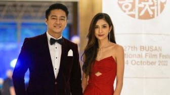 Mikha Tambayong Tak Pernah Batasi Deva Mahenra Pilih Proyek Film