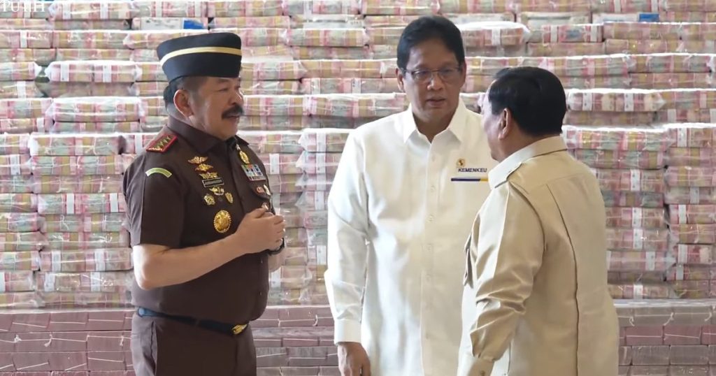 VIDEO: Bangga Prabowo Tepuk Tangan Jaksa Agung Serahkan Rp13,2 T ke Negara, Beri Kode ke Menkeu Purbaya VIDEO: Bangga Prabowo Tepuk Tangan Jaksa Agung Serahkan Rp13,2 T ke Negara, Beri Kode ke Menkeu Purbaya