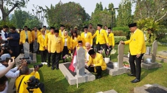 Peringati Ulang Tahun ke-61, Bahlil dan Jajaran Elite Golkar Berziarah ke TMP Kalibata