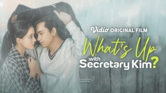 5 Alasan Harus Tonton Film Whats Up with Secretary Kim, Adaptasi Drakor Populer