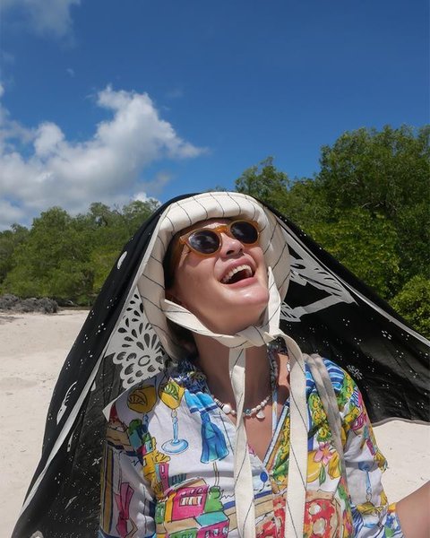 Gaya liburan Luna Maya di Pulau Rote. [IG: @lunamaya]