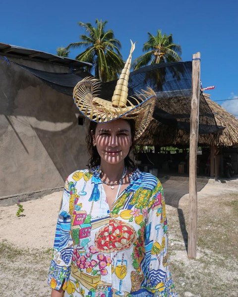 Gaya liburan Luna Maya di Pulau Rote. [IG: @lunamaya]