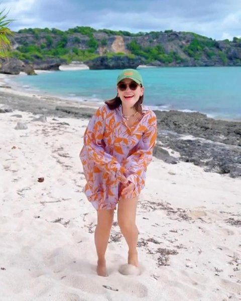 Gaya liburan Luna Maya di Pulau Rote. [IG: @lunamaya]