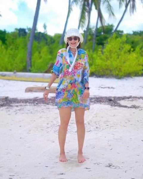 Gaya liburan Luna Maya di Pulau Rote. [IG: @lunamaya]