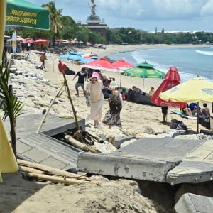 Ombak Tinggi Rusak Jalur Pejalan Kaki di Kuta